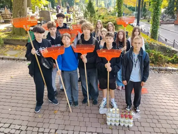 Ósmoklasiści ze Szkoły Podstawowej nr 3 w Słupsku uprzątnęli opuszczone mogiły