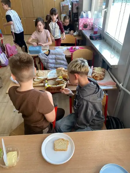 Klasa III A zakończyła blok „Od ziarenka do bochenka” smaczną ucztą