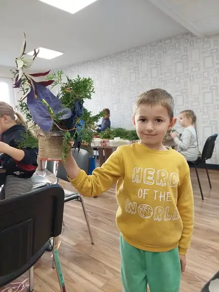 Dzieci tworzyły stroiki na groby bliskich – kreatywne zajęcia w GOK Smołdzino
