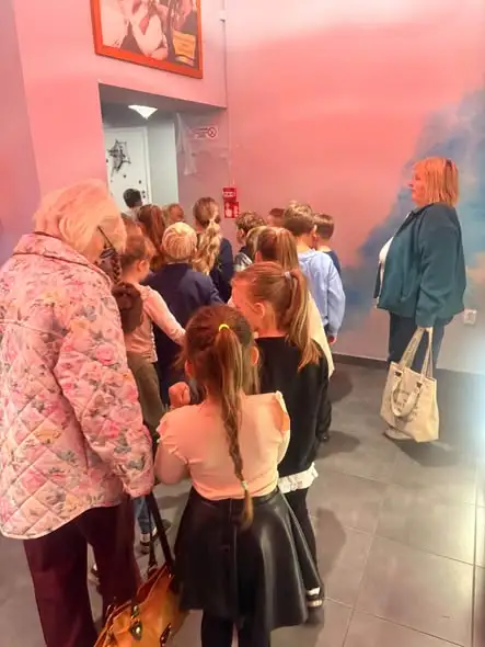 Pierwszoklasiści z gminy Dąbrowa Chełmińska w Teatrze Lalki „Tęczą”