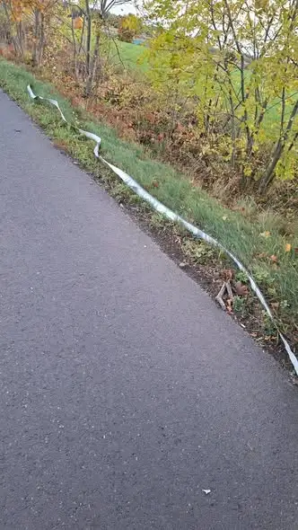 Zerwane poszycie naczepy TIR-a zwisało nad drogą powiatową pod Stowięcinem