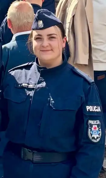 Słupscy policjanci uratowali 71-latkę z płonącego domu. Trafili do szpitala