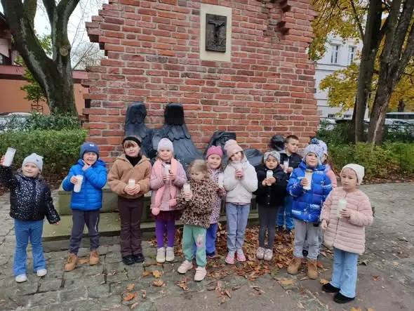 Przedszkolaki ze Słupska oddały hołd bohaterom Warszawy