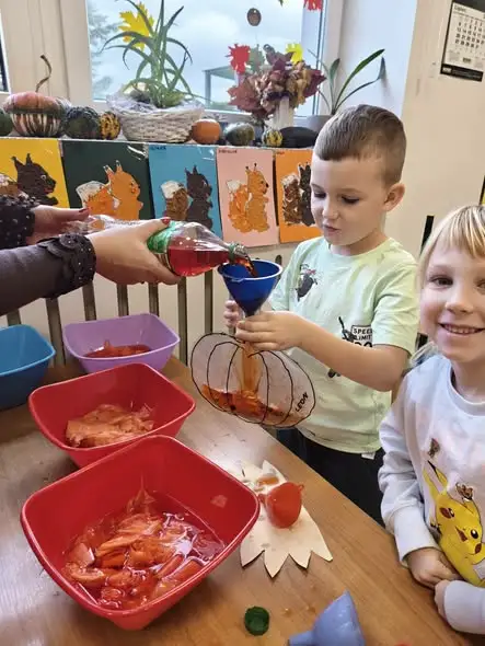 Jesienne jeżyki z masy solnej – terapia ręki w klasie 0b
