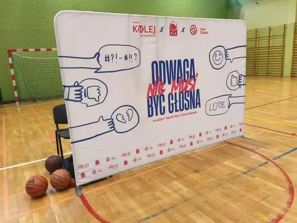 „Odwaga nie musi być głośna” – Kacper „Kacpa” Lachowicz spotkał się z uczniami słupskiej szkoły