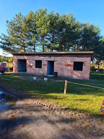 Remont zaplecza sportowego w Smołdzinie – pierwsze efekty prac